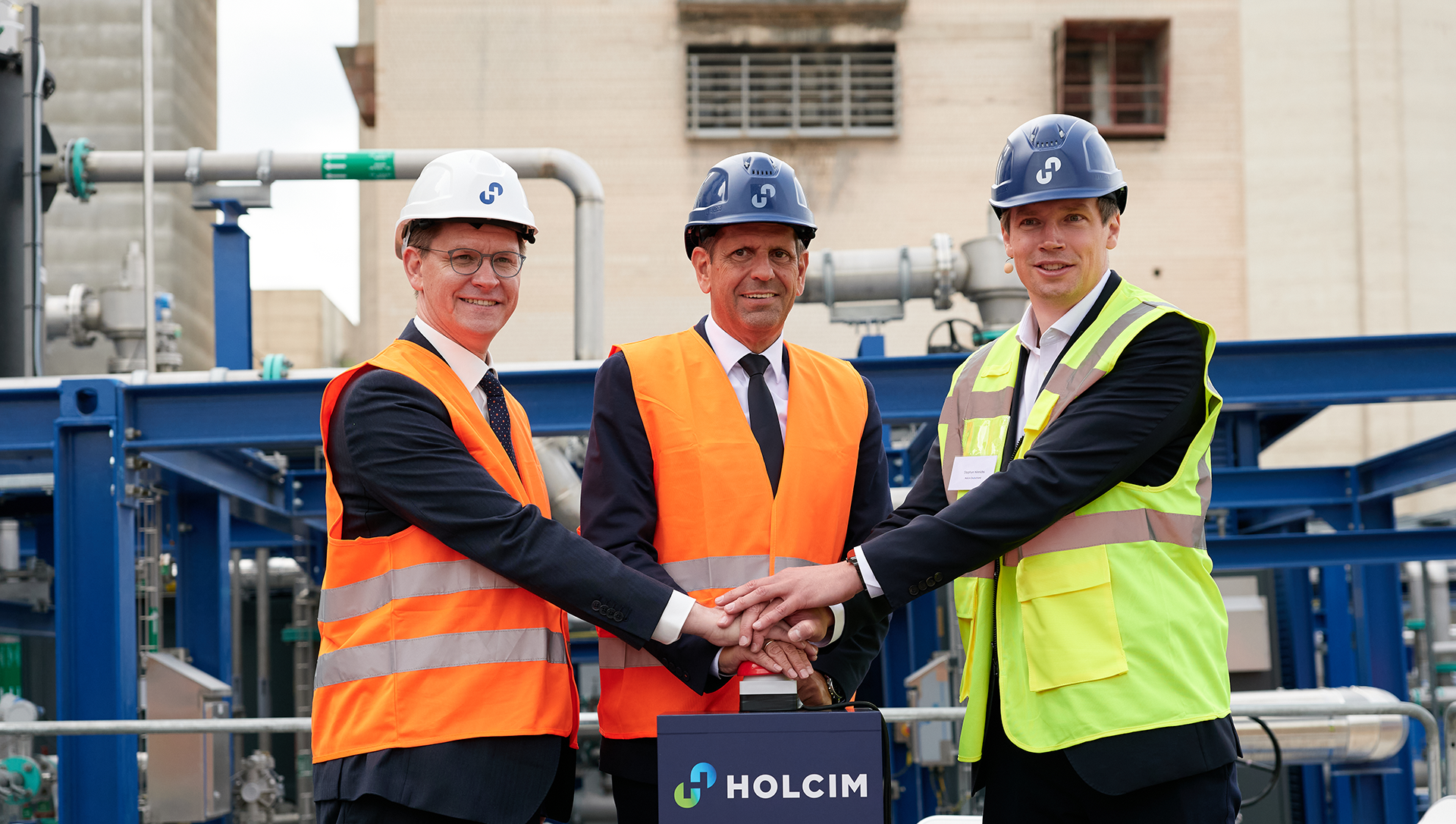 Roter-Knopf-Moment in Höver (v.l.): Johannes Steiniger, Parlamentarischer Staatssekretär im Bundesministerium für Wirtschaft und Energie, Olaf Lies, Ministerpräsident Niedersachsen, und Stephan Hinrichs, CEO Holcim Deutschland